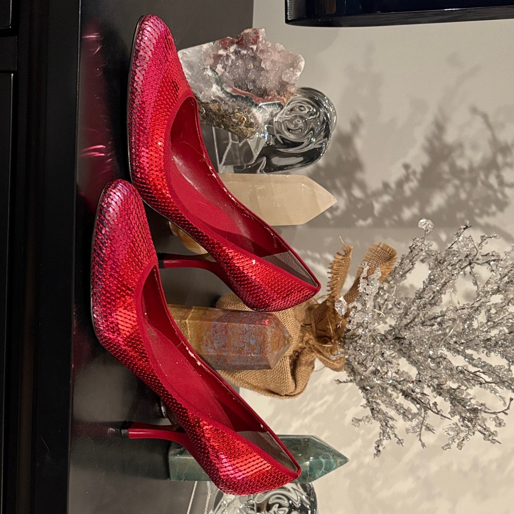 Chic Red Textured Heels